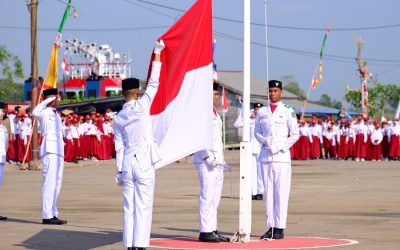 Barliang Pimpin Upacara Pengibaran Bendera Merah Putih pada Peringatan HUT ke-78 RI di Muara Kaman