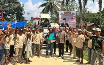 Seno Aji Serahkan Combine Harvester Bagi Gapoktan di Desa Manunggal Jaya Kukar